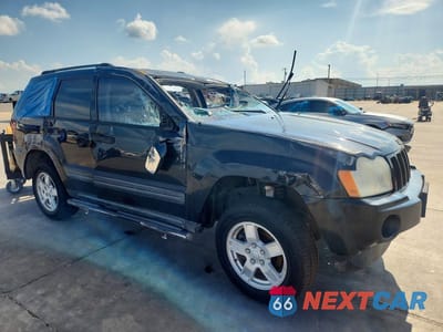Czwarte zdjęcie samochodu z boku: 2005 JEEP GRAND CHEROKEE LAREDO VIN:1J4GS48K15C724270 - miniatura
