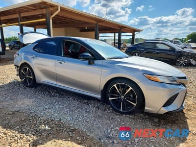 Czwarte zdjęcie samochodu z boku: 2020 TOYOTA CAMRY XSE VIN:4T1K61AK3LU301173 - miniatura