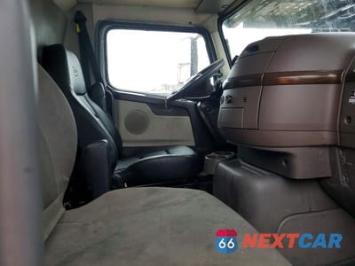 Piąte zdjęcie samochodu w środku: 2014 VOLVO VAH CAR HAULER TRUCK VIN:4V5RC9DG8EN164469 - miniatura