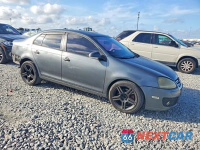 Czwarte zdjęcie samochodu z boku: 2005 VOLKSWAGEN NEW JETTA VALUE VIN:3VWPF71K35M631042 - miniatura