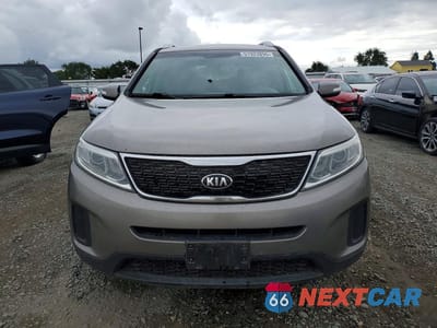 Piąte zdjęcie samochodu w środku: 2015 KIA SORENTO LX VIN:5XYKTDA72FG651295 - miniatura