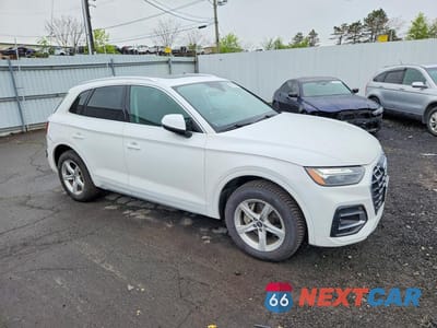 Czwarte zdjęcie samochodu z boku: 2021 AUDI Q5 PREMIUM VIN:WA1AAAFYXM2119103 - miniatura