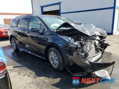Czwarte zdjęcie samochodu z boku: 2026 TOYOTA SIENNA XLE 8-PASSENGER VIN:5TDYRKEC1TS294176 - miniatura