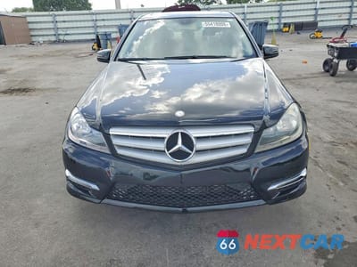 Piąte zdjęcie samochodu w środku: 2012 MERCEDES-BENZ C 250 VIN:WDDGF4HB9CR215862 - miniatura