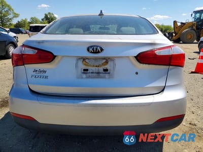 Zdjęcie 6 z 12 samochodu: 2014 KIA FORTE LX VIN:KNAFK4A61E5072766 - miniatura