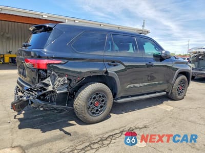 Trzecie zdjęcie samochodu z tyłu: 2026 TOYOTA SEQUOIA TRD PRO VIN:7SVAAABA1TX077653 - miniatura