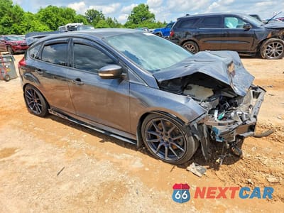 Czwarte zdjęcie samochodu z boku: 2018 FORD FOCUS ST VIN:1FADP3L94JL306911 - miniatura