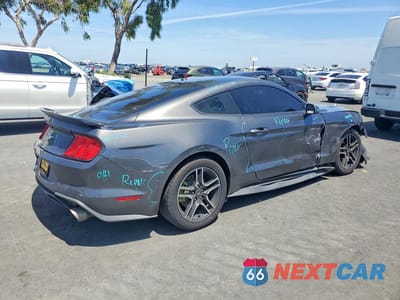 Trzecie zdjęcie samochodu z tyłu: 2020 FORD MUSTANG VIN:1FA6P8TH8L5104027 - miniatura