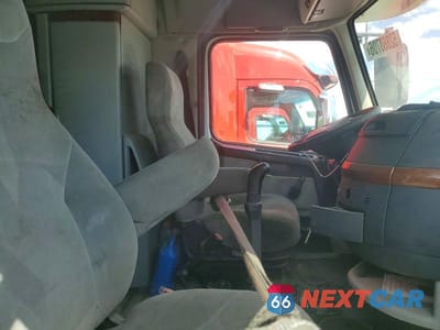 Piąte zdjęcie samochodu w środku: 2005 VOLVO VNL SEMI TRUCK VIN:4V4NC9GH65N390260 - miniatura