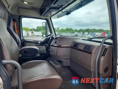 Piąte zdjęcie samochodu w środku: 2017 VOLVO VNL SEMI TRUCK VIN:4V4N39TG5HN988017 - miniatura