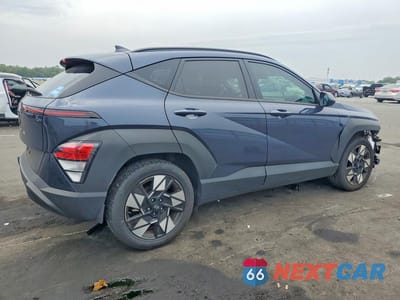 Trzecie zdjęcie samochodu z tyłu: 2024 HYUNDAI KONA SEL VIN:KM8HB3AB5RU115631 - miniatura
