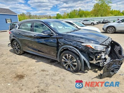 Czwarte zdjęcie samochodu z boku: 2018 INFINITI QX30 PREMIUM VIN:SJKCH5CR0JA049933 - miniatura
