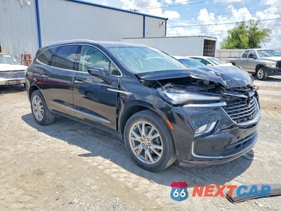 Czwarte zdjęcie samochodu z boku: 2023 BUICK ENCLAVE ESSENCE VIN:5GAERBKWXPJ135579 - miniatura