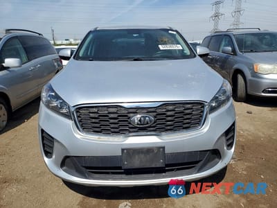 Piąte zdjęcie samochodu w środku: 2019 KIA SORENTO LX V6 VIN:5XYPGDA51KG572316 - miniatura
