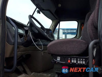 Piąte zdjęcie samochodu w środku: 2016 FREIGHTLINER CASCADIA 125 SEMI TRUCK VIN:1FUBGEDV2GLHC5803 - miniatura