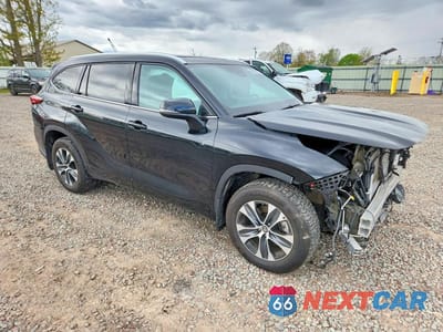 Czwarte zdjęcie samochodu z boku: 2021 TOYOTA HIGHLANDER XLE VIN:5TDHZRBH8MS118249 - miniatura
