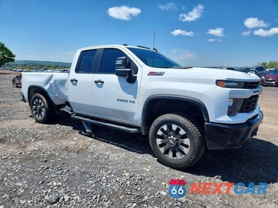 Czwarte zdjęcie samochodu z boku: 2024 CHEVROLET SILVERADO K2500 CUSTOM VIN:1GC5YME70RF389650 - miniatura