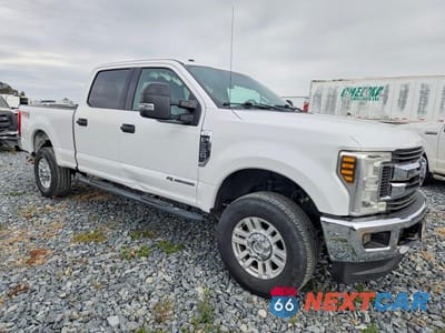 Czwarte zdjęcie samochodu z boku: 2019 FORD F350 SUPER DUTY VIN:1FT8W3BT1KEG45045 - miniatura