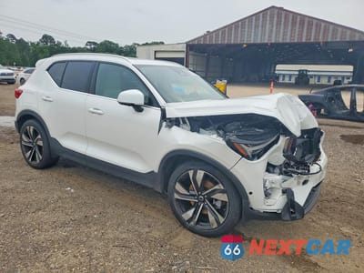 Czwarte zdjęcie samochodu z boku: 2023 VOLVO XC40 PLUS VIN:YV4L12UNXP2114157 - miniatura
