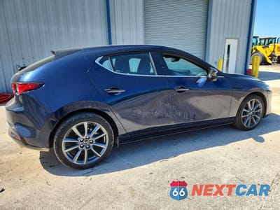 Trzecie zdjęcie samochodu z tyłu: 2024 MAZDA 3 PREFERRED VIN:JM1BPALM8R1712045 - miniatura