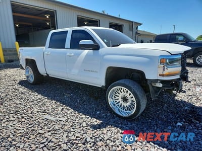 Czwarte zdjęcie samochodu z boku: 2018 CHEVROLET SILVERADO K1500 LT VIN:3GCUKREC4JG416374 - miniatura