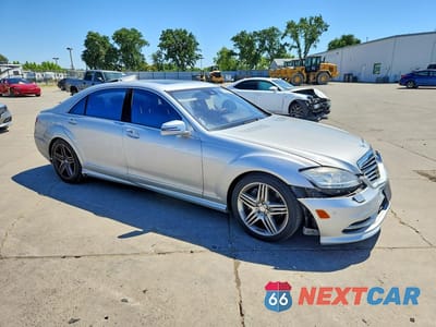 Czwarte zdjęcie samochodu z boku: 2013 MERCEDES-BENZ S 550 VIN:WDDNG7DB7DA511460 - miniatura