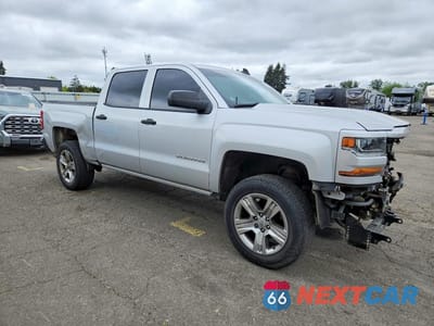 Czwarte zdjęcie samochodu z boku: 2018 CHEVROLET SILVERADO K1500 CUSTOM VIN:3GCUKPEC2JG210412 - miniatura