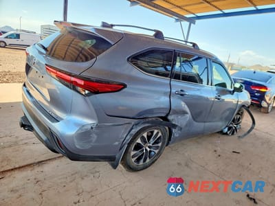 Trzecie zdjęcie samochodu z tyłu: 2020 TOYOTA HIGHLANDER XLE VIN:5TDHZRBH2LS038637 - miniatura