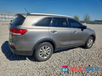 Trzecie zdjęcie samochodu z tyłu: 2016 KIA SORENTO LX V6 VIN:5XYPGDA51GG093885 - miniatura