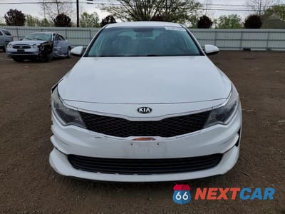 Piąte zdjęcie samochodu w środku: 2017 KIA OPTIMA LX VIN:5XXGT4L31HG176102 - miniatura