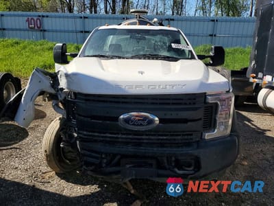 Piąte zdjęcie samochodu w środku: 2018 FORD F550 SUPER DUTY VIN:1FDUF5GT8JDA04185 - miniatura