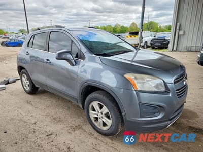 Czwarte zdjęcie samochodu z boku: 2015 CHEVROLET TRAX 1LT VIN:KL7CJRSB5FB181913 - miniatura