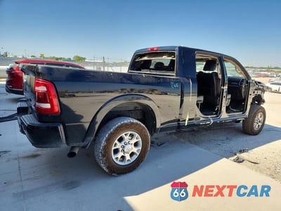 Trzecie zdjęcie samochodu z tyłu: 2022 RAM 2500 LARAMIE VIN:3C6UR5NL6NG323373 - miniatura