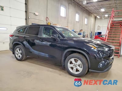 Czwarte zdjęcie samochodu z boku: 2023 TOYOTA HIGHLANDER LE VIN:5TDKDRAH4PS027361 - miniatura
