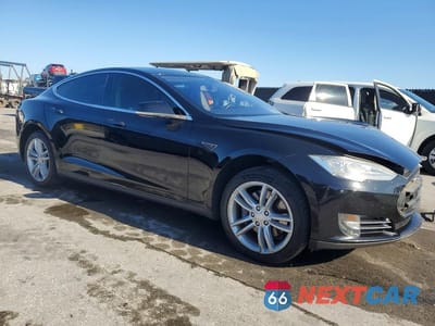 Czwarte zdjęcie samochodu z boku: 2013 TESLA MODEL S VIN:5YJSA1CP4DFP06951 - miniatura
