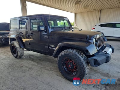 Czwarte zdjęcie samochodu z boku: 2013 JEEP WRANGLER UNLIMITED SAHARA VIN:1C4BJWEGXDL687930 - miniatura