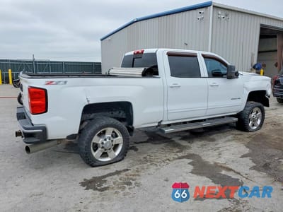 Trzecie zdjęcie samochodu z tyłu: 2017 CHEVROLET SILVERADO K2500 HEAVY DUTY LT VIN:1GC1KVEY6HF247249 - miniatura