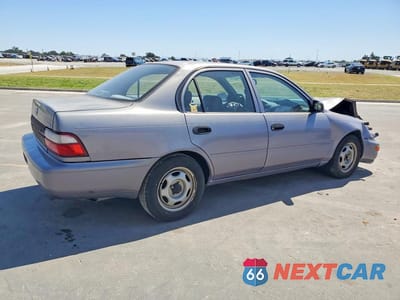 Trzecie zdjęcie samochodu z tyłu: 1997 TOYOTA COROLLA BASE VIN:1NXBA02E1VZ659912 - miniatura