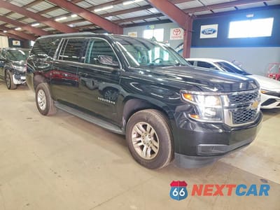 Czwarte zdjęcie samochodu z boku: 2019 CHEVROLET SUBURBAN K1500 LT VIN:1GNSKHKC1KR345696 - miniatura