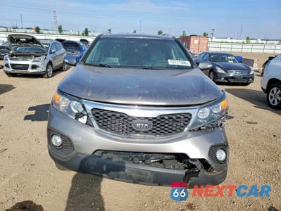 Piąte zdjęcie samochodu w środku: 2013 KIA SORENTO LX VIN:5XYKT3A68DG346740 - miniatura