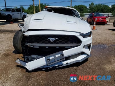 Piąte zdjęcie samochodu w środku: 2020 FORD MUSTANG VIN:1FA6P8TH5L5147952 - miniatura