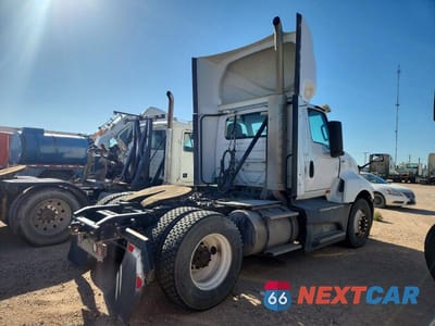 Czwarte zdjęcie samochodu z boku: 2018 INTERNATIONAL LT625 SEMI TRUCK VIN:1HSDYAPR4JH698255 - miniatura