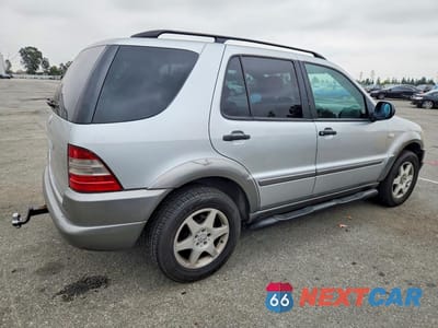 Trzecie zdjęcie samochodu z tyłu: 1999 MERCEDES-BENZ ML 320 VIN:4JGAB54E0XA138381 - miniatura