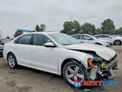 Czwarte zdjęcie samochodu z boku: 2012 VOLKSWAGEN PASSAT SE VIN:1VWBP7A36CC083620 - miniatura