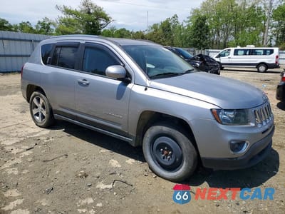 Czwarte zdjęcie samochodu z boku: 2017 JEEP COMPASS LATITUDE VIN:1C4NJCEAXHD125940 - miniatura