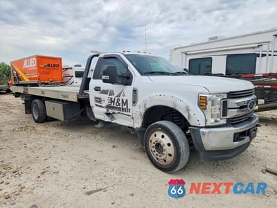 Czwarte zdjęcie samochodu z boku: 2019 FORD F550 SUPER DUTY VIN:1FDUF5HT4KDA08010 - miniatura
