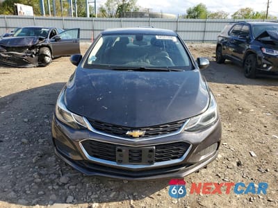 Piąte zdjęcie samochodu w środku: 2017 CHEVROLET CRUZE LT VIN:1G1BE5SM1H7171455 - miniatura