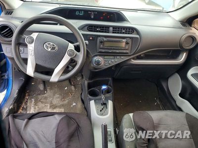 Zdjęcie 8 z 12 samochodu: 2014 TOYOTA PRIUS C TWO VIN:JTDKDTB35E1575282 - miniatura