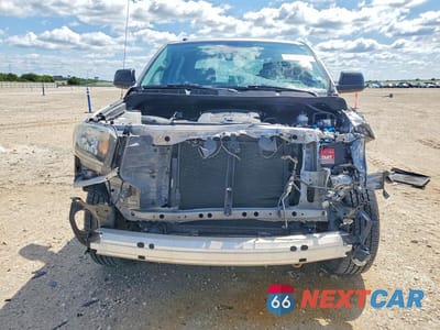 Piąte zdjęcie samochodu w środku: 2019 TOYOTA TUNDRA CREWMAX SR5 VIN:5TFEM5F14KX137475 - miniatura
