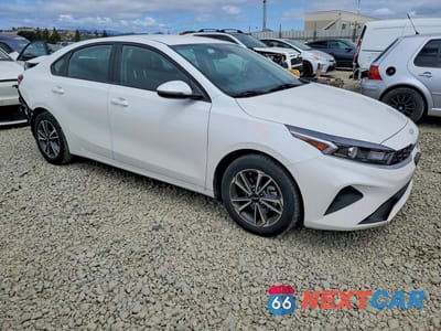 Czwarte zdjęcie samochodu z boku: 2023 KIA FORTE LXS VIN:3KPF24AD7PE608824 - miniatura